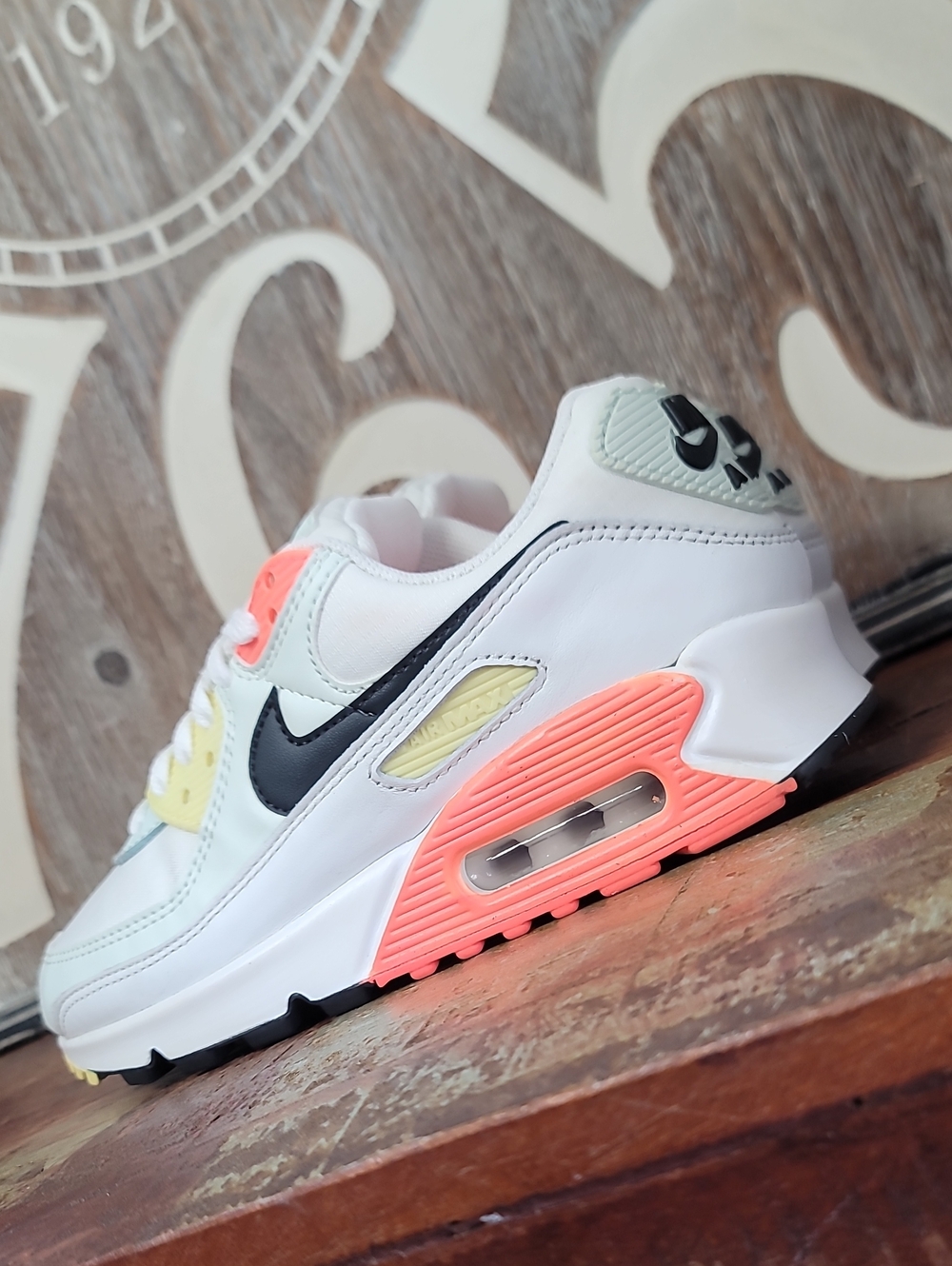 🔥 Nike Wmns Air Max 90 'Summit White Bright Mango' Wmns 6 (Great Condition)
